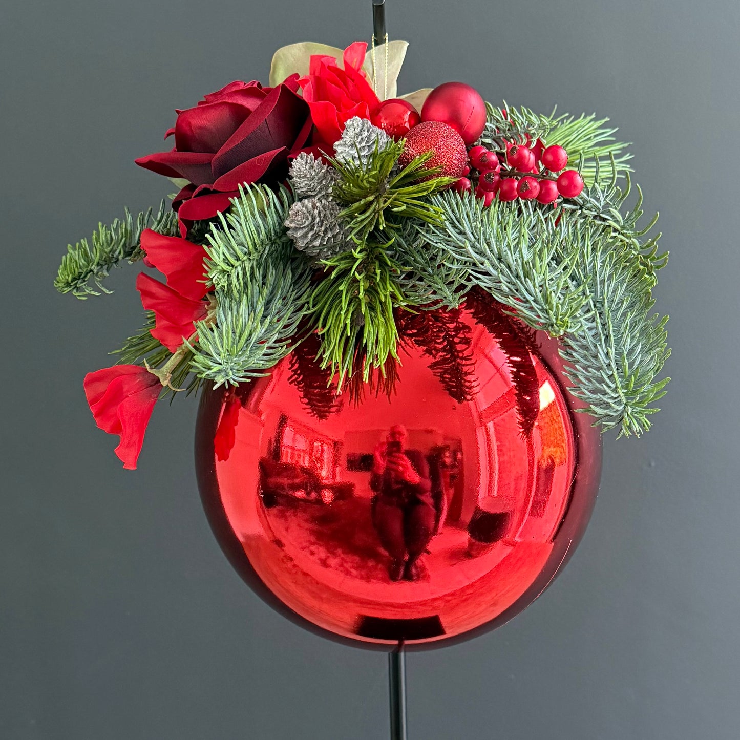 Kerstbal Ø20cm met kunstbloemen - Rood