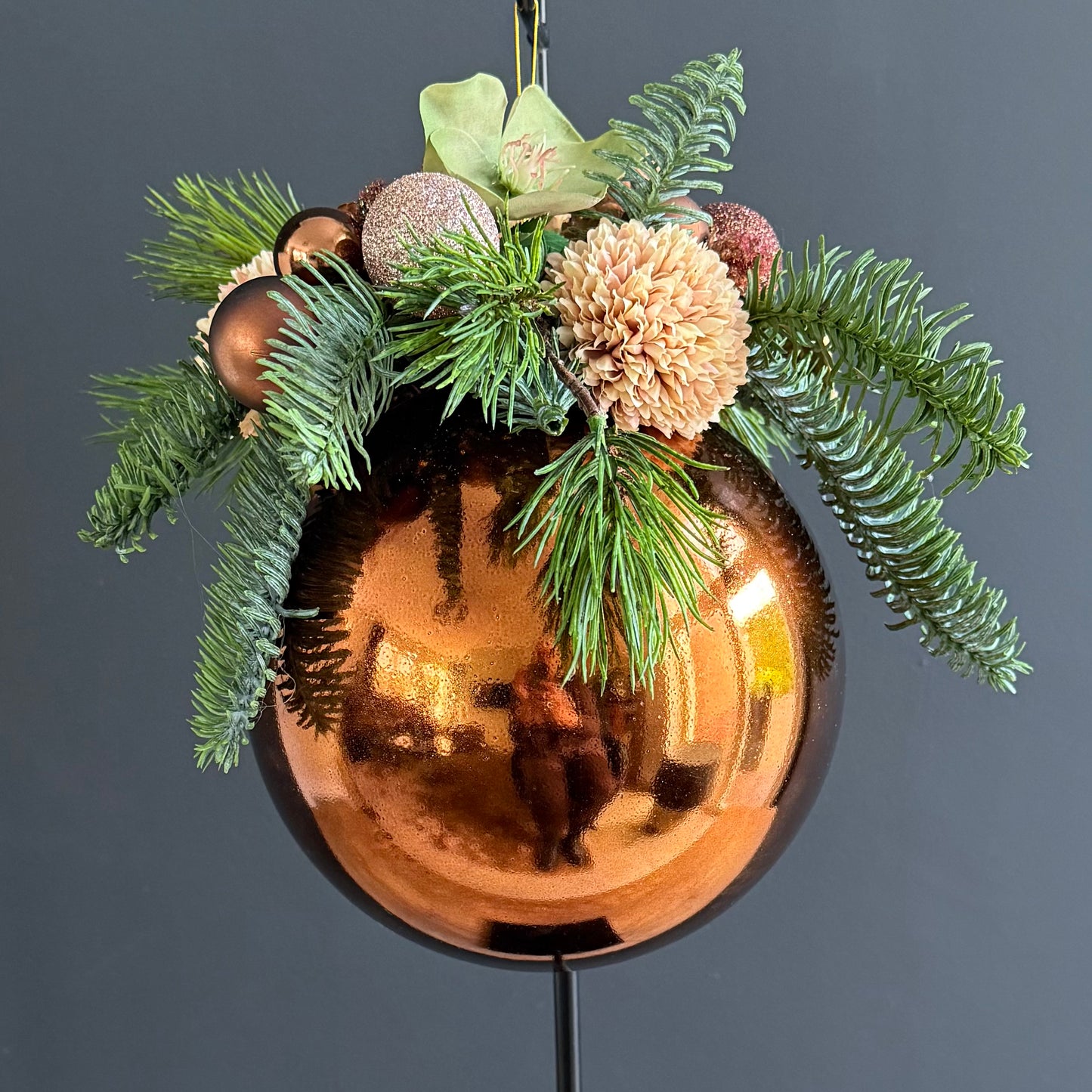 Kerstbal Ø20cm met kunstbloemen - Brons