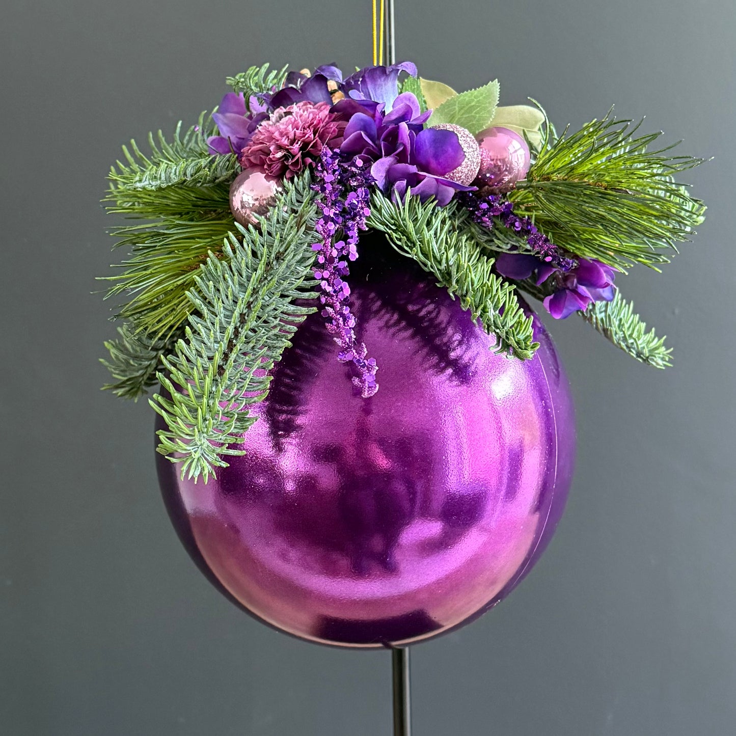 Kerstbal Ø20cm met kunstbloemen - Paars
