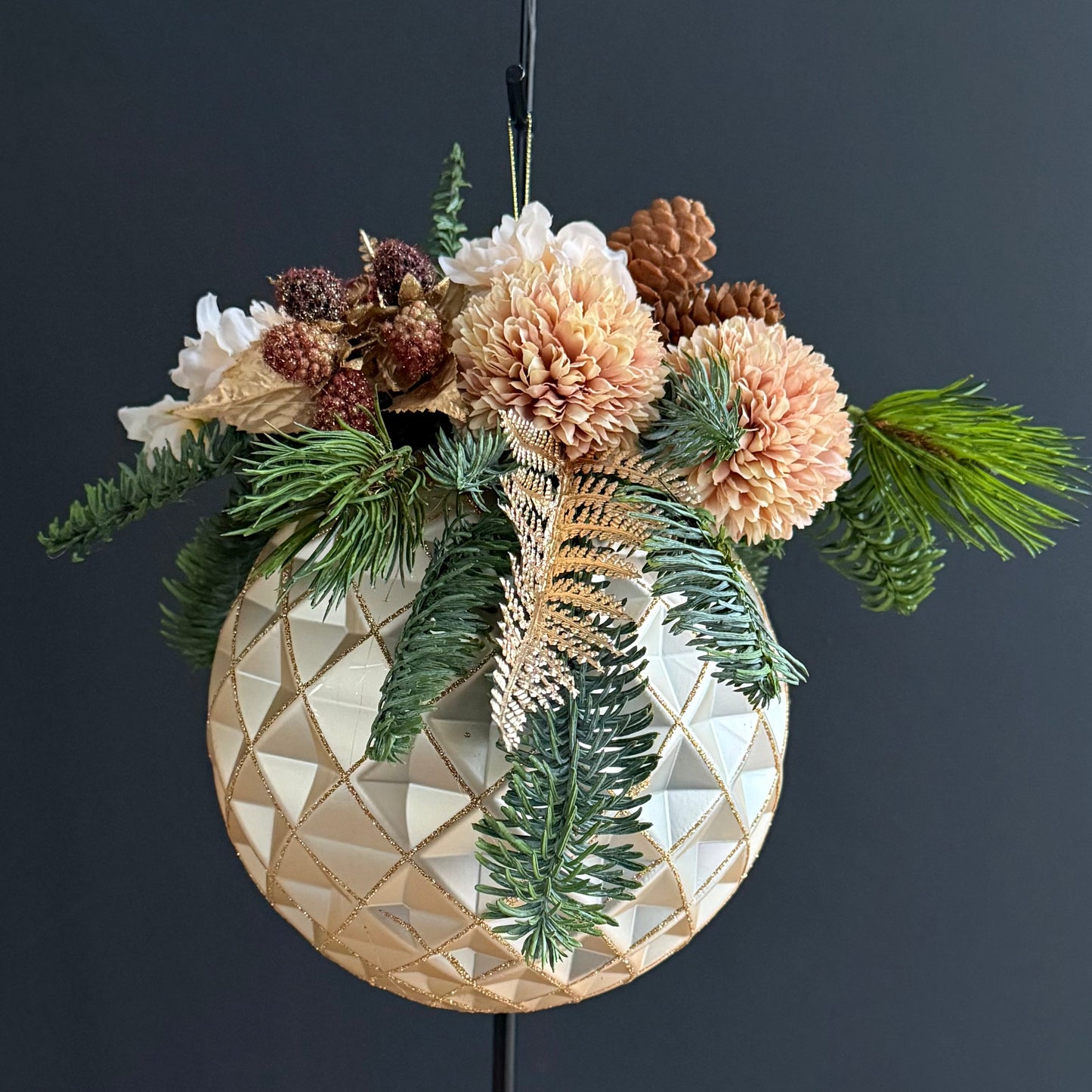 Kerstbal Ø20cm met kunstbloemen - Champagne/Goud